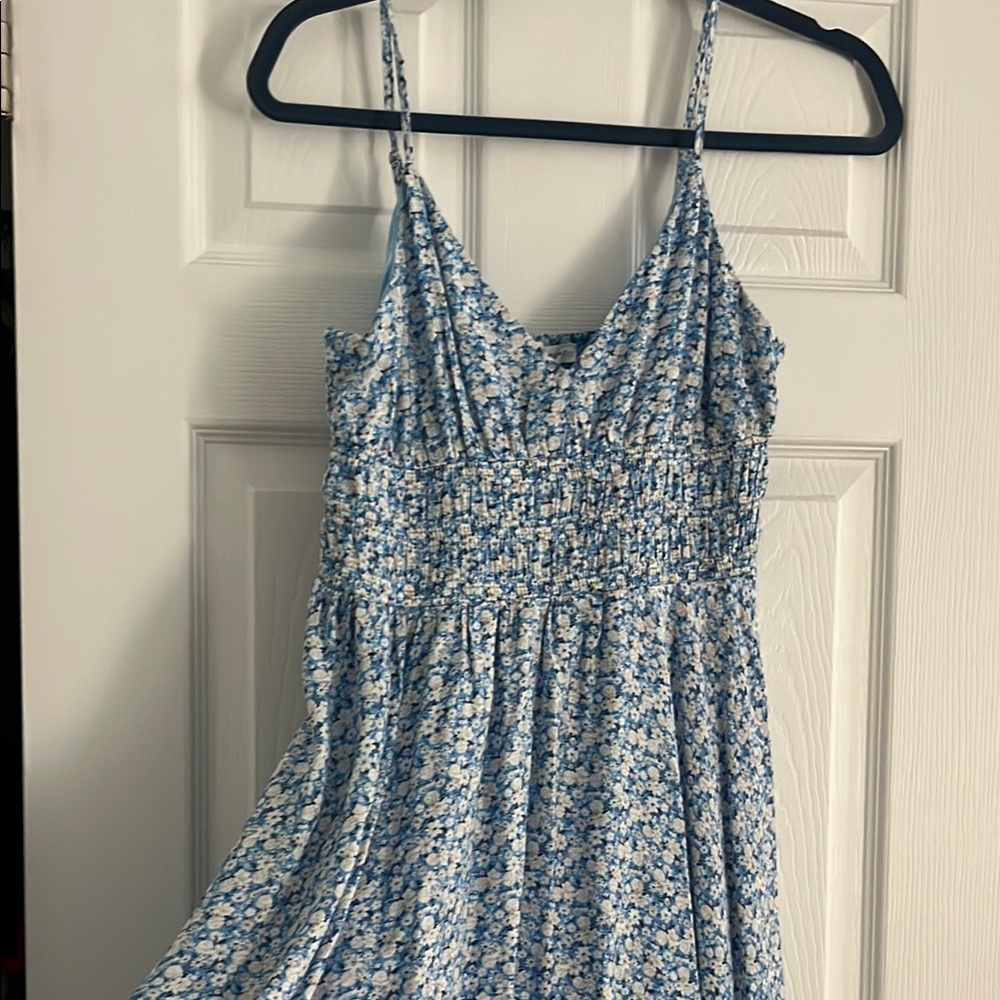 BLU PEPPER FLORAL WHITE DAISY HANDKERCHIEF DRESS /SMALL/WORN ONCE/SMOCKED TOP - Picture 3 of 9
